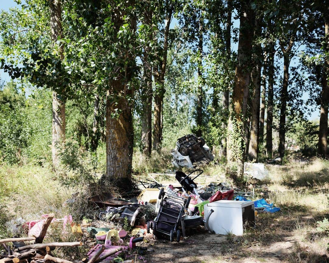 ルモンドさんのインスタグラム写真 - (ルモンドInstagram)「Dans l’Aude, les inondations de l’automne 2018 ont dispersé des déchets miniers toxiques dans la vallée de l’Orbiel, non loin de Carcassonne. Des examens ont été pratiqués cet été sur 103 enfants. Verdict : 38 présentaient des taux d’arsenic supérieurs à la valeur de référence.  Le 15 octobre 2018, la brutale montée des eaux a tué 15 personnes dans le périmètre. Les stigmates de la catastrophe sont visibles sur les ponts, les habitations, la végétation. Invisible, une autre forme de ravage provoquée par l’inondation est en train d’apparaître. Les laboratoires la découvrent dans les sols de la vallée et dans les urines de ses habitants : les échantillons qu’ils analysent révèlent une pollution à l’arsenic de grande ampleur, redoutée depuis vingt ans par des associations locales. Un héritage de l’histoire industrielle du secteur que certains riverains mal informés ne découvrent que maintenant. De 1892 à 2004, la région a abrité une gigantesque mine d’or, à Salsigne. Des tonnes du précieux métal en sont sorties, mais aussi des tonnes de déchets bourrés d’arsenic - 1 : Ecole primaire de Lastours, le 17 août, polluée à l’arsenic à la suite des inondations d’octobre 2018. 2 : Cindy et Denis Morel, ont fait analyser leurs deux garçons : 15 et 20 µg/g de créatinine. La valeur de référence est de 10 µg/g. 3 : Une montagne d’arsenic près de Salsigne, le 17 août. 4 : Jouets abandonnés, pollués suites aux inondations de 2018, le 17 août. 5 : Ancienne mine d’or de Salsigne, le 17 août. Le 15 octobre 2018, les intempéries ont fait ruisseler une partie de l’arsenic vers les cours d’eau environnants. - Photo : Philippe Grollier #PourleMonde - #Aude #Arsenic」8月20日 22時38分 - lemondefr