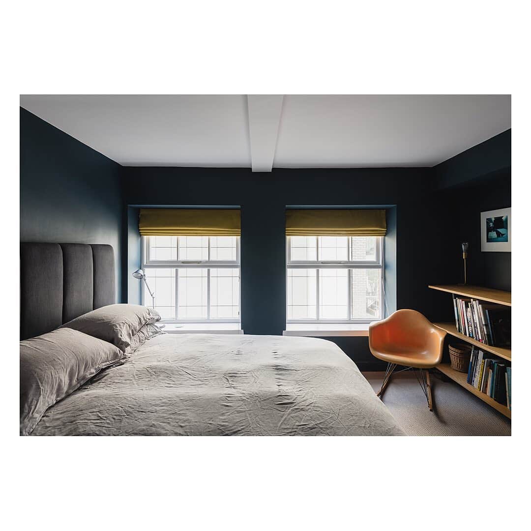 The Modern Houseさんのインスタグラム写真 - (The Modern HouseInstagram)「Art Class: a beautiful apartment in a converted Victorian school in Hackney. Link in our bio to see the sales listing.」8月20日 22時38分 - themodernhouse