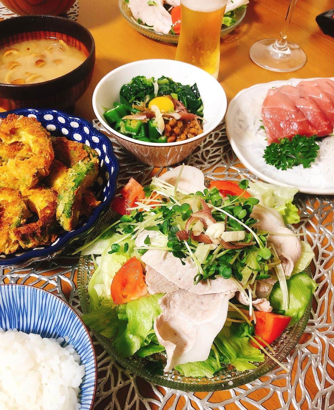 のインスタグラム：「暑いつながりで。毎日暑いから豚しゃぶサラダでさっぱりメインの日の食卓👩‍🍳🌻 ねばねばのやつは、モロヘイヤにハマって最近よく食べてます✌️ * ✔︎豚しゃぶサラダ ✔︎モロヘイヤ納豆オクラねばねばmix ✔︎アボカドフライ ✔︎おさしみ ✔︎なめこのお味噌汁  #あべゆきごはん #夏バテ防止  #おうちごはん #ビールに合う料理」