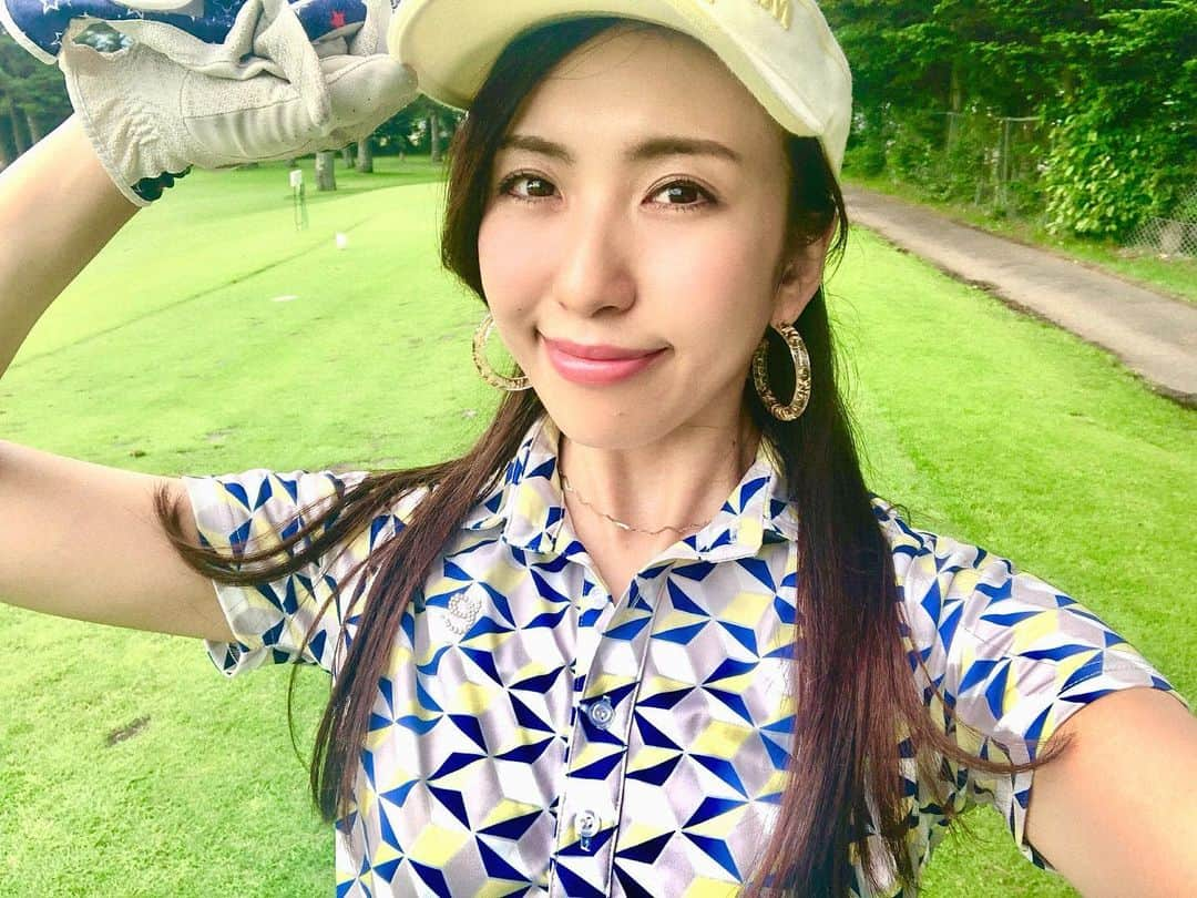 mimiさんのインスタグラム写真 - (mimiInstagram)「誕生日もゴルフしてましたっ⛳️ 久々に行った軽井沢プリンスホテルゴルフコース💕 二日間共ハーフで☺️ ここはショートが３つでロングが１つしかないからエンジョイゴルフにはぴったりなの😆❤️ めっちゃやりやすいから大好きっ！ 前に行った時より綺麗になってたよ〜😆😆 初めてミドルでバーディーとりました☺️ 今年二度目のバーディー😆❤️ 後ろの組みのおじ様と ゴルフはなかなかうまくなりませんよね〜とか会話しながらプレイしてました😆 ・ #軽井沢プリンスホテルゴルフコース #軽井沢ゴルフ #軽井沢 #軽井沢旅行 #エンジョイゴルフ #今年二度目のバーディー #誕生日ゴルフ #mimi旅行記 #こっこにゃん #ゴルフ女子 #ゴルフ女子コーデ #golfgirl #golflife #golfstagram #japanesegirl #model #ゴルフ大好き #instagolf #スポーツ女子 #골프 #모델  #ゴルフコーデ #ゴルフファッション #ゴルフ好きと繋がりたい #エフィカス #efficace」8月20日 22時39分 - chan.mi3