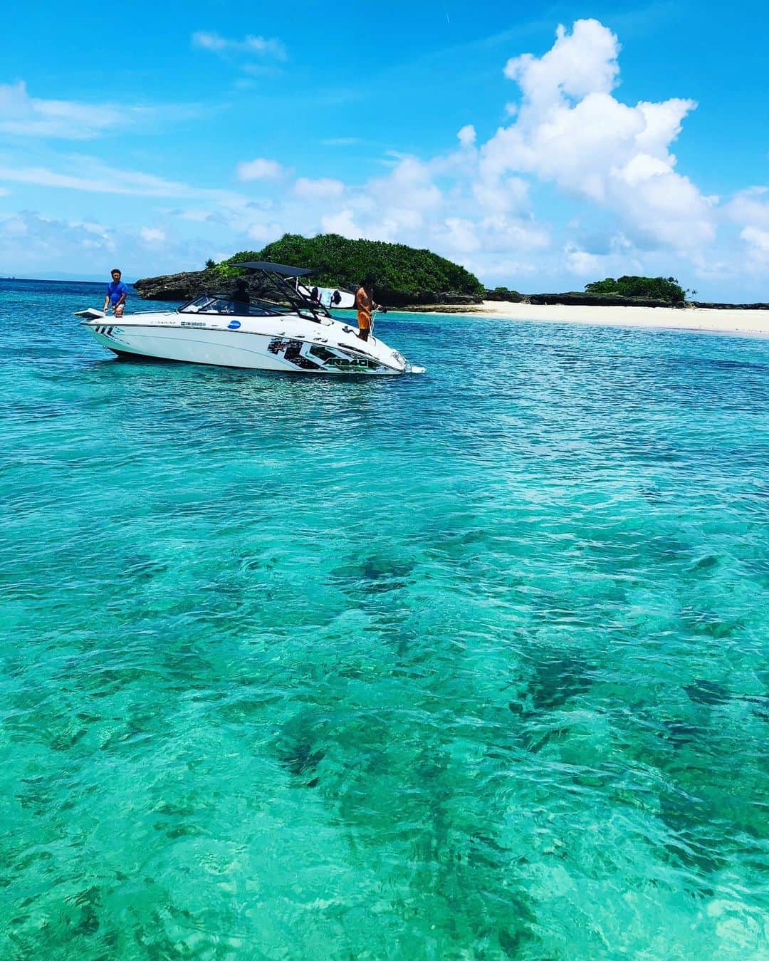 のインスタグラム：「. 無加工🏝 . 今日は風が10メートル近く上がるとゆう事で、中止かな〜どうかな〜🙄って所だったんだけど、中城湾から浜比嘉島より20分くらい先の無人島へ🛥 . 風も避けれて、東海岸とは思えないほどの透明感でしたよーっ🐠 . 沖縄3150〰⤴︎ . 全身ブツブツなう🙄☀️ . . #shooting #jetboat#okinawa #boat#swim #ocean#skin#beach #island#beautiful #sea#love#model #movie #gopro #wakeboad#wakebording #casting#body#work#sport#sportster #yamaha#seebob #snorkeling#snorkl #finn」