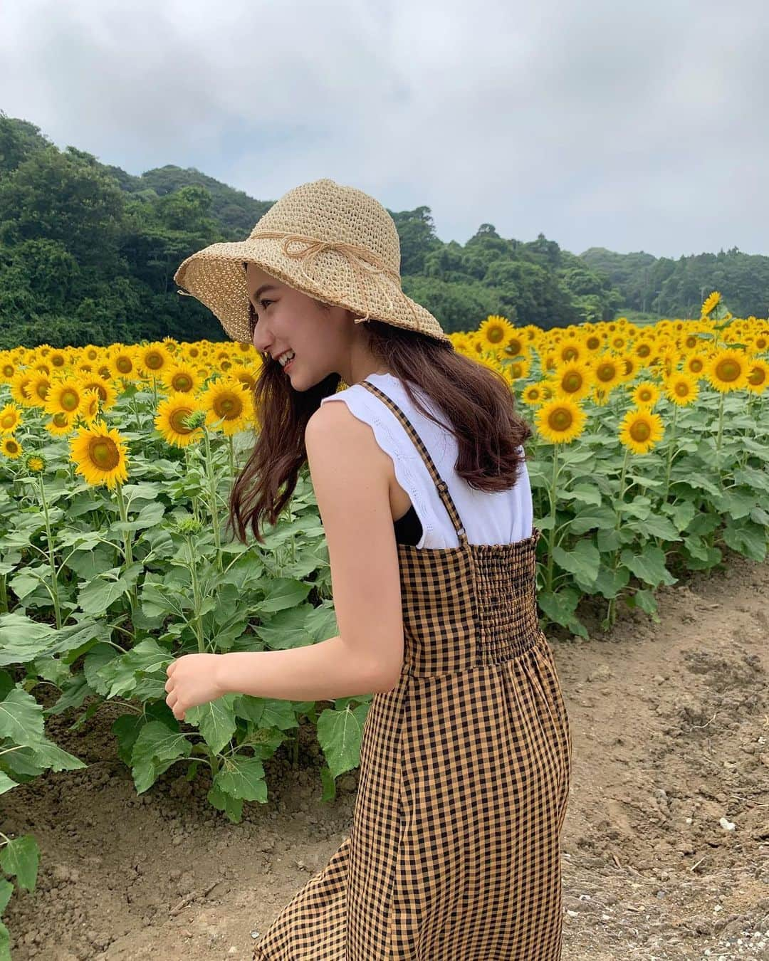 齊藤英里さんのインスタグラム写真 - (齊藤英里Instagram)「沢山の向日葵に囲まれての撮影でしたっ🌻🌻🌻しあわせ〜」8月20日 22時42分 - erisaito.official