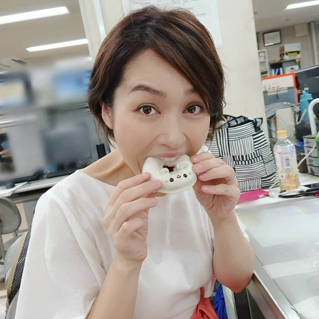 秦まりなさんのインスタグラム写真 - (秦まりなInstagram)「すっかりご無沙汰してしまってごめんなさい💦 とっても可愛いドーナツを見つけたので、報道部女子チームにお裾分け✨ 皆でおいしくいただきました✨ ． 今週は、月曜～金曜まで #テレポート山陰 フル登板します！ 頑張るぞー！ ． ． ． #アナウンサー#announcer#ドーナツ#ドーナッツ#スイーツ#スイーツ女子 #おやつ#今日のおやつ #アニマルドーナツ #山陰#鳥取#鳥取県#島根#島根県#japan#tottori #shimane #doughnuts #doughnut #🍩 #フロレスタ #フロレスタドーナツ #どうぶつドーナツ #ショートヘア #ショートヘア女子 #ショートへアー #ショートヘアー女子 #ショートカット #ショートカット女子」8月20日 22時45分 - marina.hata