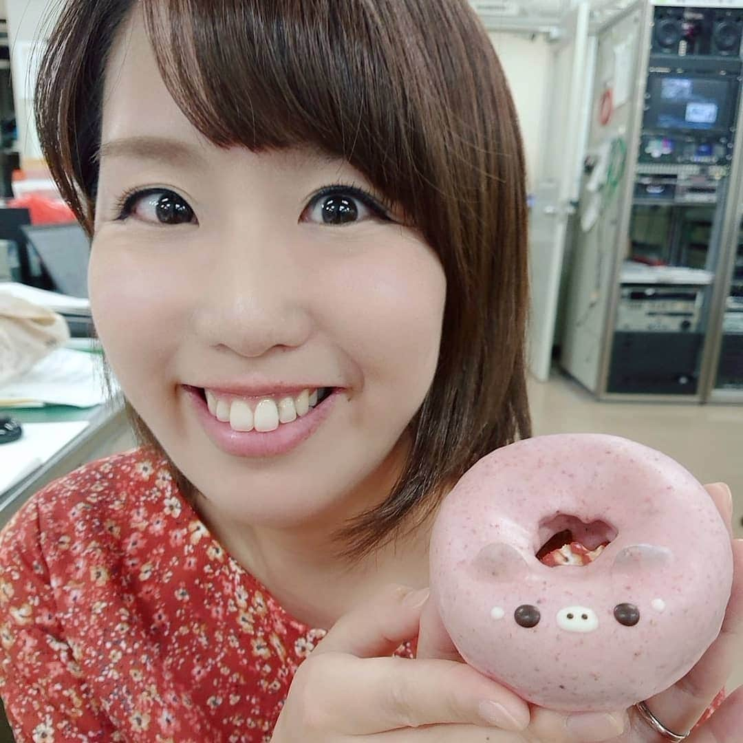 秦まりなさんのインスタグラム写真 - (秦まりなInstagram)「すっかりご無沙汰してしまってごめんなさい💦 とっても可愛いドーナツを見つけたので、報道部女子チームにお裾分け✨ 皆でおいしくいただきました✨ ． 今週は、月曜～金曜まで #テレポート山陰 フル登板します！ 頑張るぞー！ ． ． ． #アナウンサー#announcer#ドーナツ#ドーナッツ#スイーツ#スイーツ女子 #おやつ#今日のおやつ #アニマルドーナツ #山陰#鳥取#鳥取県#島根#島根県#japan#tottori #shimane #doughnuts #doughnut #🍩 #フロレスタ #フロレスタドーナツ #どうぶつドーナツ #ショートヘア #ショートヘア女子 #ショートへアー #ショートヘアー女子 #ショートカット #ショートカット女子」8月20日 22時45分 - marina.hata