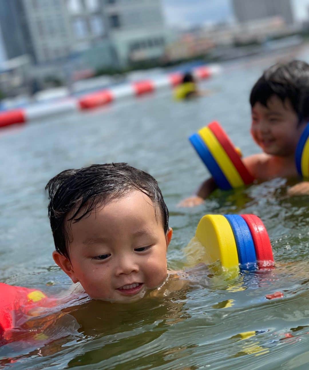 Nazukiさんのインスタグラム写真 - (NazukiInstagram)「2019.SUMMER🏝🏝🏝 レンとの夏の思い出⭐️⭐️⭐️ 家の近くのお台場海浜公園にて海開きしていたので行ってきました‼️ 波なくて、綺麗になってるし、遊具も全部無料で最高👍👍👍 スイミングスクールに行ってるおかげで、成果出て泳いでいた👏🏻 お友達のJとも行けてすごい楽しんでいたし✨✨ ママもたくさん遊んで、昼寝までできて、レンと泳いで楽しかったー😍  #mama #mamalife #summer #2019summer #beach #お台場海浜公園 #海開き #子供と夏  #一児のママ #シンママ #男の子ママ」8月20日 22時46分 - nazuki_08