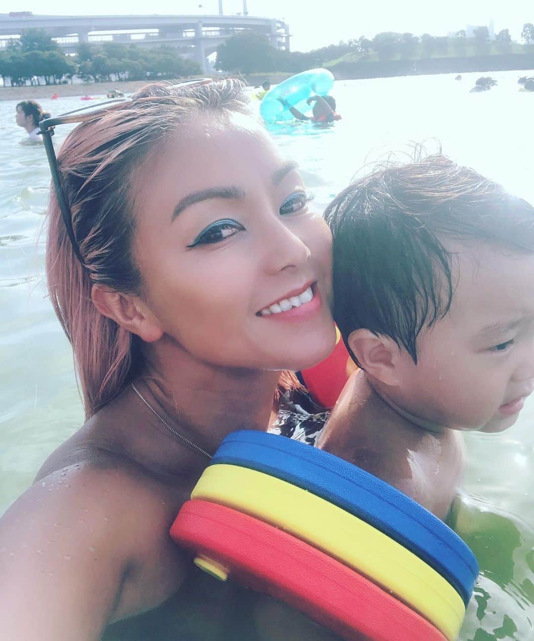 Nazukiのインスタグラム：「2019.SUMMER🏝🏝🏝 レンとの夏の思い出⭐️⭐️⭐️ 家の近くのお台場海浜公園にて海開きしていたので行ってきました‼️ 波なくて、綺麗になってるし、遊具も全部無料で最高👍👍👍 スイミングスクールに行ってるおかげで、成果出て泳いでいた👏🏻 お友達のJとも行けてすごい楽しんでいたし✨✨ ママもたくさん遊んで、昼寝までできて、レンと泳いで楽しかったー😍  #mama #mamalife #summer #2019summer #beach #お台場海浜公園 #海開き #子供と夏  #一児のママ #シンママ #男の子ママ」