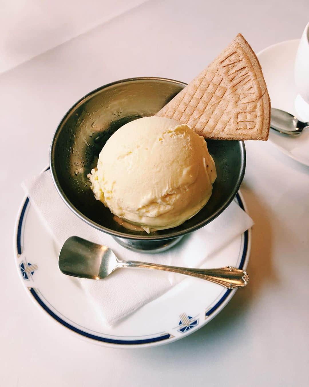 藤井祥子のインスタグラム：「. アイスに添えてあるこの美味しいやつ、 とても大好きでクッキーかな？と思ってたんだけど、調べたところ「クッキーの風味、パイの生地、ウエハースの食感」を合わせもつファンウェハーという最強のハイブリッドキメラでした🍨💫 そんなの絶対おいしいじゃん…！ 昔から好きだったのに深く考えたことなかったな。 ウェハーって名前ってことはとりあえずウエハースという解釈でよいのかしら。とにかく美味しいし出てくるとほんと幸せ☺️🌼」