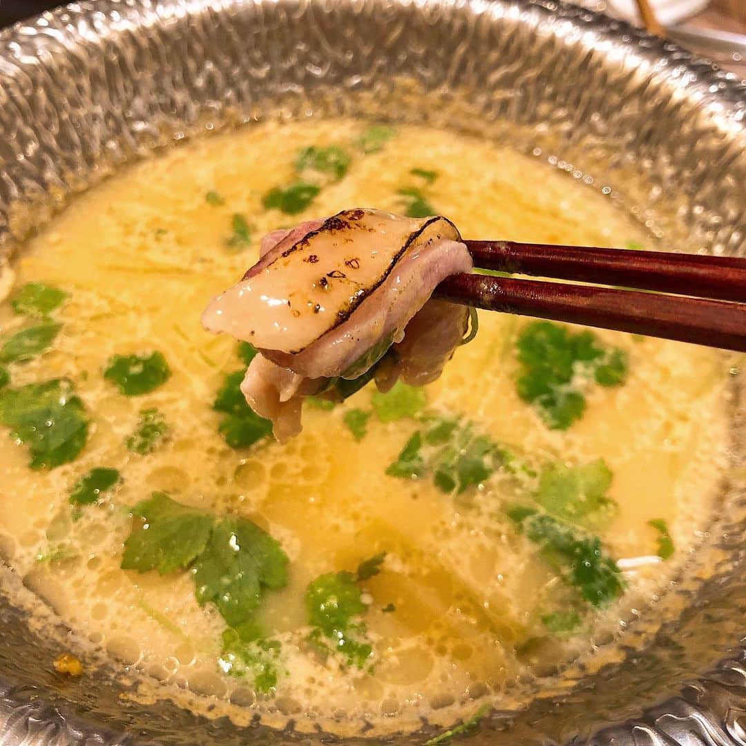 Yuika Matsuさんのインスタグラム写真 - (Yuika MatsuInstagram)「. . 雲丹鍋 うに吉  ここの うにスープがたまらなく美味しい🤤♡ . . スープ好きには 堪らないから 是非行って欲しい！ . . 中津駅 の近くにできてて 気になってたんだよねー♡ . . うにが沢山はいってる 贅沢スープに  色んな具材が出てくるから、それをしゃぶしゃぶ~♪♪ . . 〆は 雑炊を頂きました✨ 最高。🥺 . . . コースで、そんなに高くないから 女性だけで行きやすいのも💯✨ . . . ランチもやってるみたいだから 次は その時間を狙お ♡ . . . . . . #雲丹鍋 #うに吉 #雲丹鍋うに吉 #うに鍋  #ウニしゃぶ #うに #中津 #中津グルメ  #大阪 #大阪グルメ」8月20日 22時48分 - yuika00802