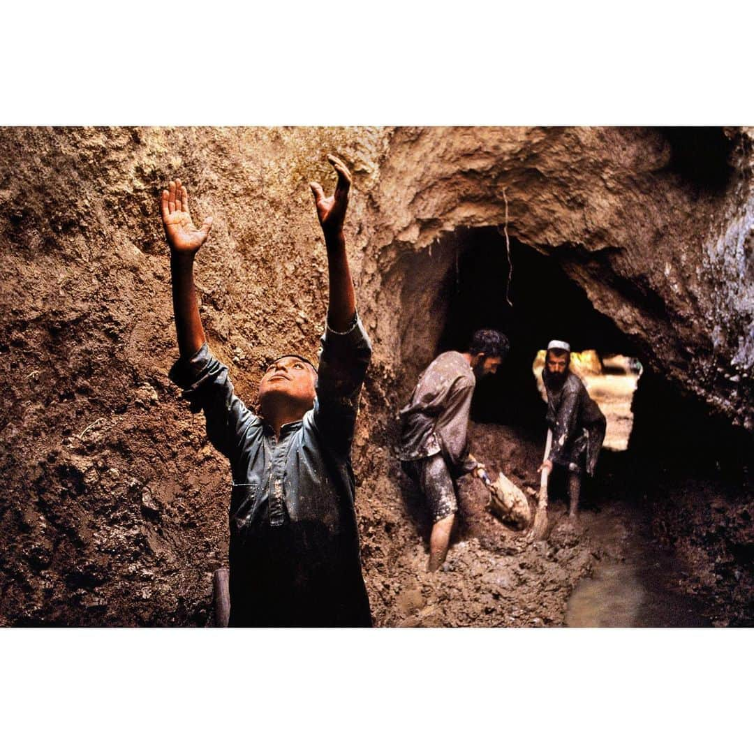 スティーブ・マカリーさんのインスタグラム写真 - (スティーブ・マカリーInstagram)「Men working in a Qanat, an underground channel used to transport water for irrigation. #Kandahar, #Afghanistan, 1992.」8月20日 22時49分 - stevemccurryofficial