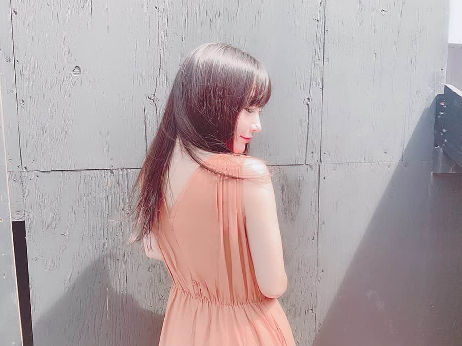 くりかさんのインスタグラム写真 - (くりかInstagram)「こないだ着てたワンピ、元々は後ろにあるボタンが前のものなんやけど、あえての背中ボタンにしてみた👗🧡 #くぅすたぐらむ #fashion  #outfit #ootd #urs  #あゆみくりかまき #あゆくま」8月20日 22時50分 - kurika_ayumikurikamaki