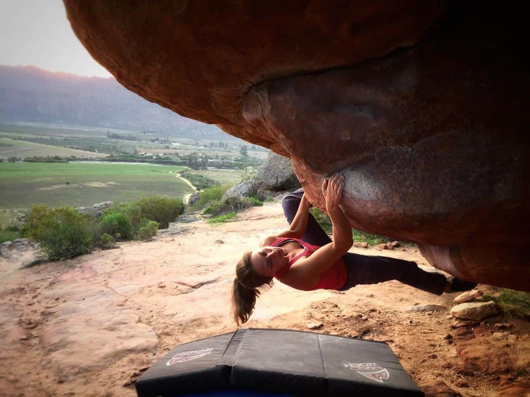 モニカ・レッツィーのインスタグラム：「I’ve never seen a bigger playground (for boulderers 😉)- So many high quality boulders in rocklands in nearly every difficulty. 📸 in „Gegen den Wind“ by @dominik.lei  #noplacetoofar #wearemarmot #rocklands #climbing #bouldering #playground  @scarpa_de @marmot_mountain_europe」