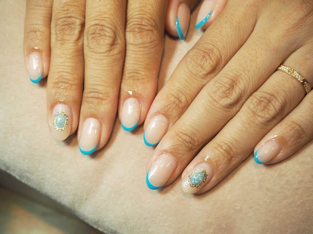 佐伯三貴のインスタグラム：「極細フレンチ💅  今回はブルーバージョン💙 アラジン風🧞‍♂️ @mauve_nail  #newnail#bluenail#アラジンネイル」