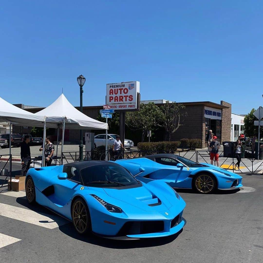 CarsWithoutLimitsさんのインスタグラム写真 - (CarsWithoutLimitsInstagram)「Seeing double 🐳 Photo @horsepower_hunters  #carswithoutlimits #ferrari #laferrari #laf #aperta #ferrarilaferrari #laferrariaperta #blue」8月20日 23時01分 - carswithoutlimits