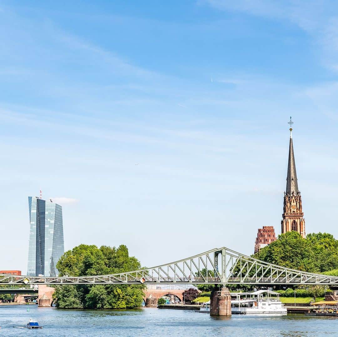 ルフトハンザさんのインスタグラム写真 - (ルフトハンザInstagram)「Crossing the bridge between tradition and modernity – Frankfurt am Main has a lot to offer. #Lufthansa #FlyToFrankfurt」8月20日 23時01分 - lufthansa