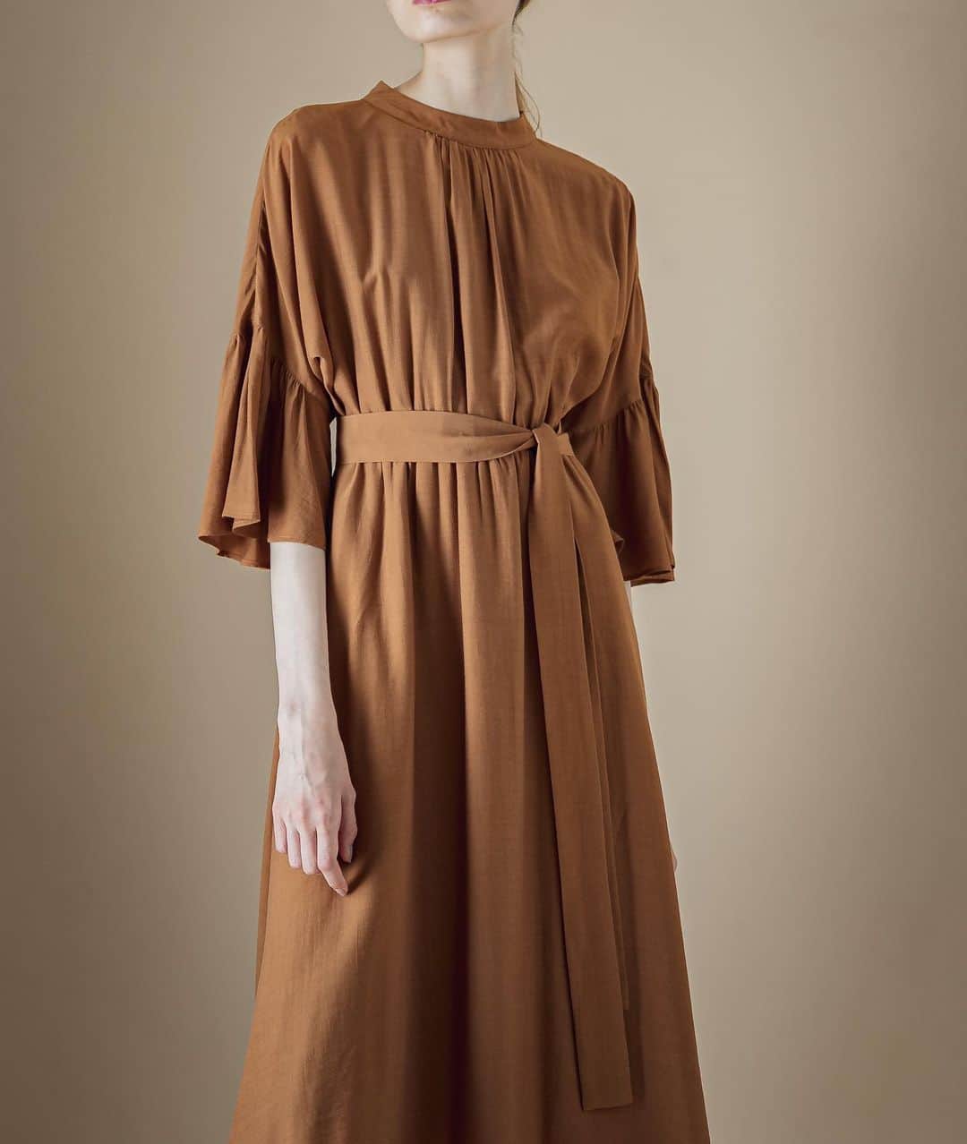 アーバンリサーチさんのインスタグラム写真 - (アーバンリサーチInstagram)「.﻿ アーバンリサーチのオリジナルドレスライン「LA MAISON」から19AWの新作が入荷。﻿ ﻿ 前裾は短めに設定し軽やかさをプラス。 清楚な雰囲気を残しながらも女性らしいフレアなシルエットが印象的な1着。 ﻿ #lamaison ﻿ #dress」8月20日 22時58分 - urban_research