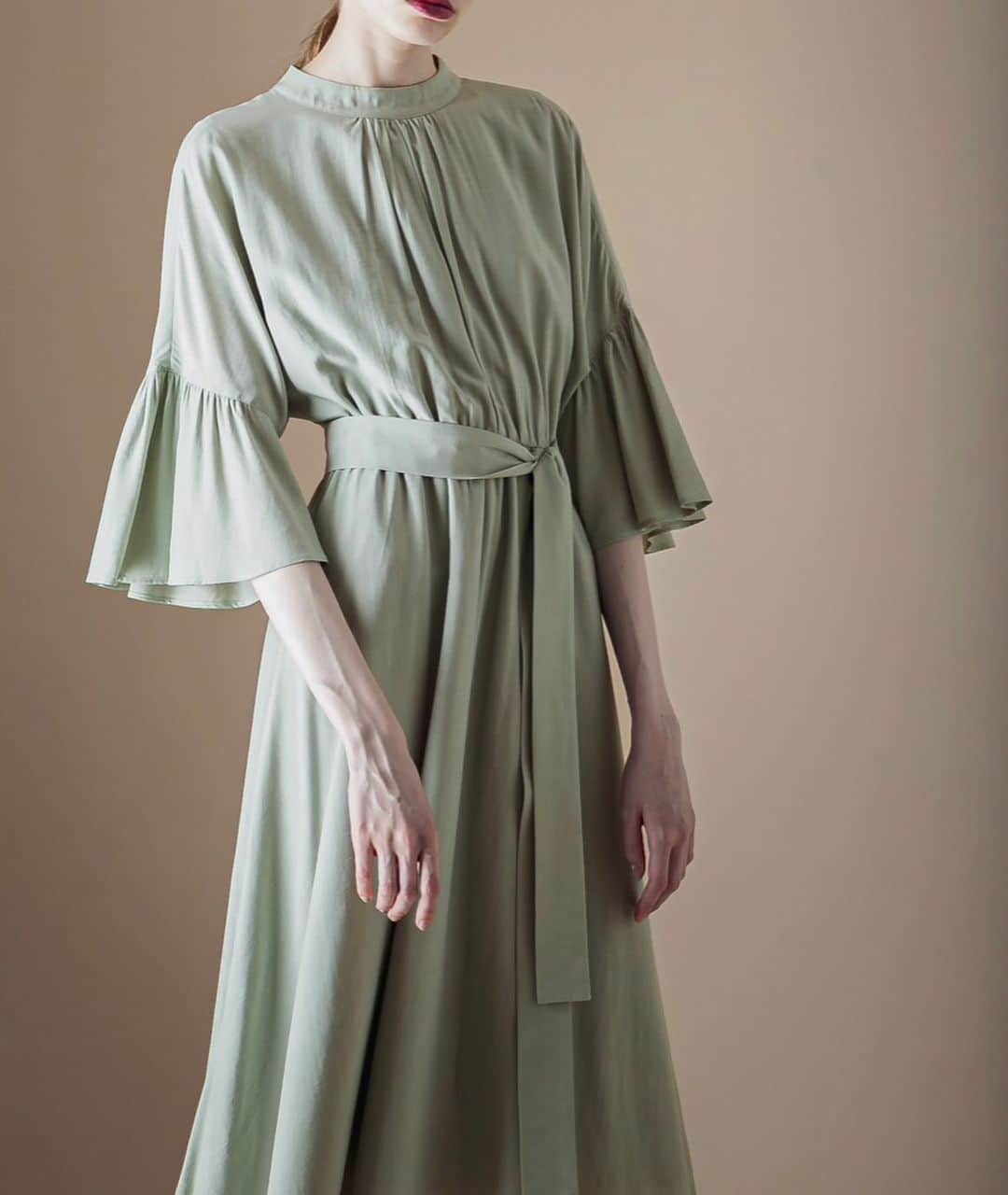 アーバンリサーチさんのインスタグラム写真 - (アーバンリサーチInstagram)「.﻿ アーバンリサーチのオリジナルドレスライン「LA MAISON」から19AWの新作が入荷。﻿ ﻿ 前裾は短めに設定し軽やかさをプラス。 清楚な雰囲気を残しながらも女性らしいフレアなシルエットが印象的な1着。 ﻿ #lamaison ﻿ #dress」8月20日 22時58分 - urban_research