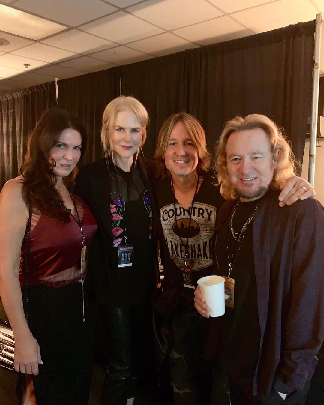 エイドリアン・スミスのインスタグラム：「The lovely @nicolekidman and @keithurban #backstage in #thebandlounge with @nathalie_d_smith and @misteradriansmith #IronMaiden #LegacyOfTheBeast」