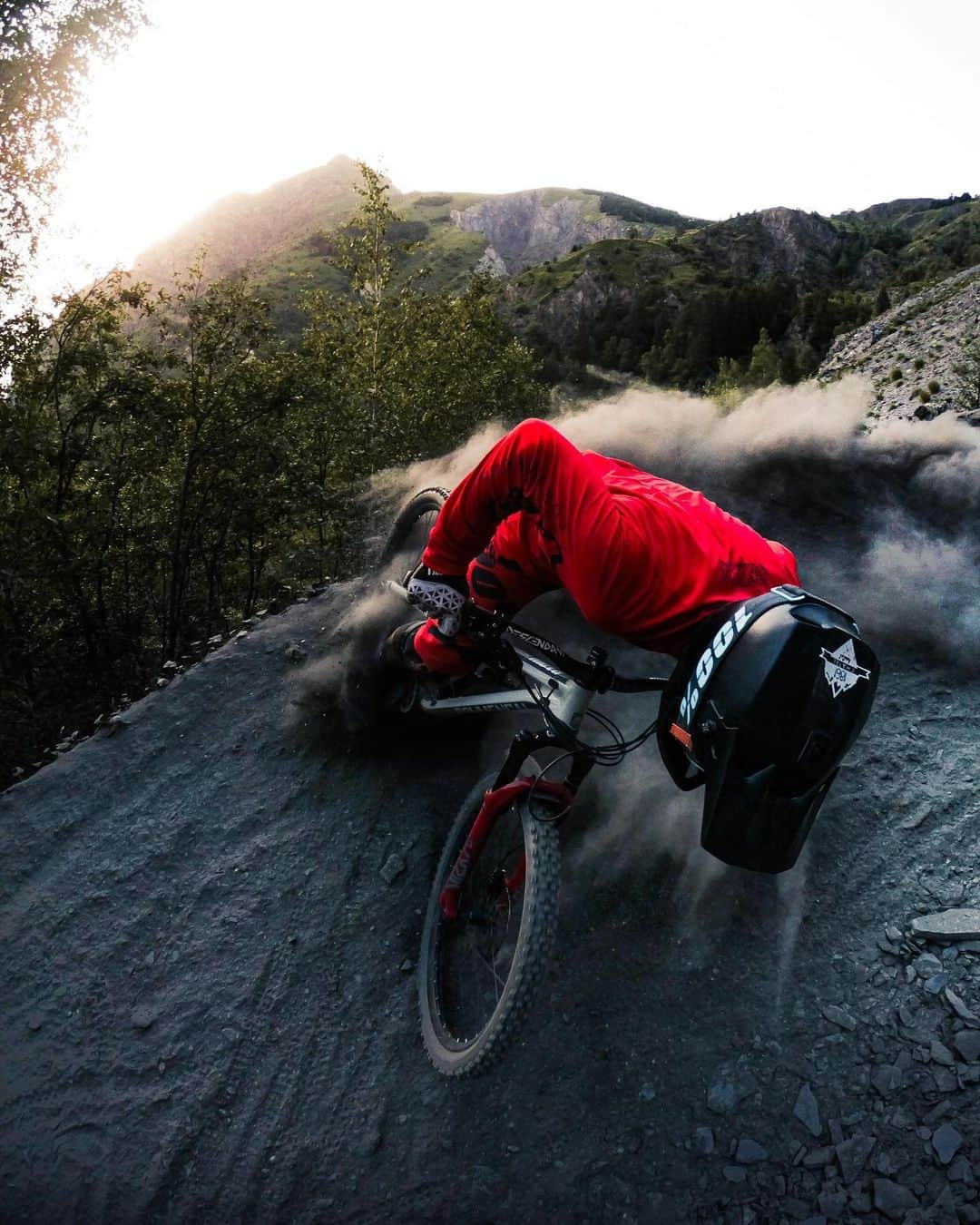 goproさんのインスタグラム写真 - (goproInstagram)「Photo of the Day: #MountainOfHell with @antonivilloni + @kilianbron. What trails have you been riding? • • • @GoProFR #GoProFR #GoProMTB #GoPro #LesDeuxAlpes #MTB #TrailBlazing」8月20日 22時59分 - gopro