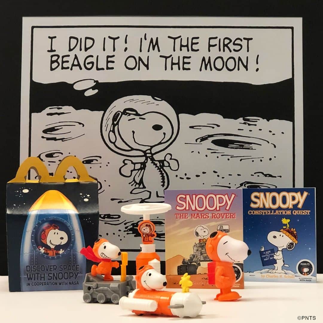スヌーピーさんのインスタグラム写真 - (スヌーピーInstagram)「Discover Space with Snoopy! Head to your local @mcdonalds now to learn about your favorite beagle’s educational mission to space with your very own #AstronautSnoopy toys and original STEM Peanuts books 🚀」8月20日 23時00分 - snoopygrams