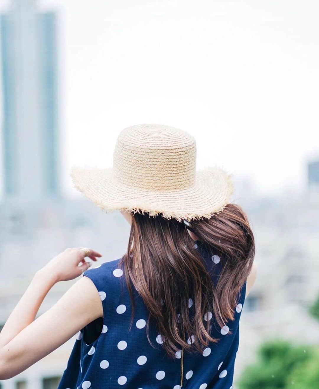 湯浅喬子のインスタグラム：「Hair careについて🌿 . 夏の紫外線などによって 乾燥するのがとっても悩みだったから...💦 . @herbgarden_organic の シャンプーとコンディショナーに変えてみました！ . シャンプーはよく泡立ち、洗い上がりもかなりしっとりな感じでした♡ コンディショナーは頭皮に優しい成分ばかり入ってるので ヘッドマッサージクリームとしても使えて、自宅で簡単にヘッドスパ効果も💙 . #ハーブガーデンシャンプー #シャンプー #頭皮ケア #ヘアケア #オーガニックコスメ #PR」