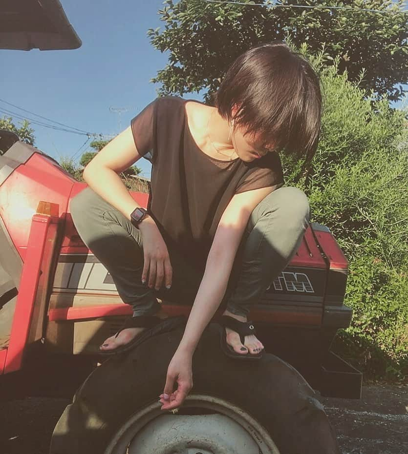 mikerr（ミカ）さんのインスタグラム写真 - (mikerr（ミカ）Instagram)「🚜 夏の1ページ。田舎でブルドーザーを運転した記念に撮ったやつだよん。暑い暑いゆうて、外が好きな時もある。新曲「karma」は夏の海辺と森をテーマに書いた曲ですう。なかなか聴いてもらえる機会がなくてサミシーヨー！！！ . #summer #track #black #green #shorthair #music #live #karma #thankyou #love #bulldozer」8月20日 23時04分 - mikerr_33