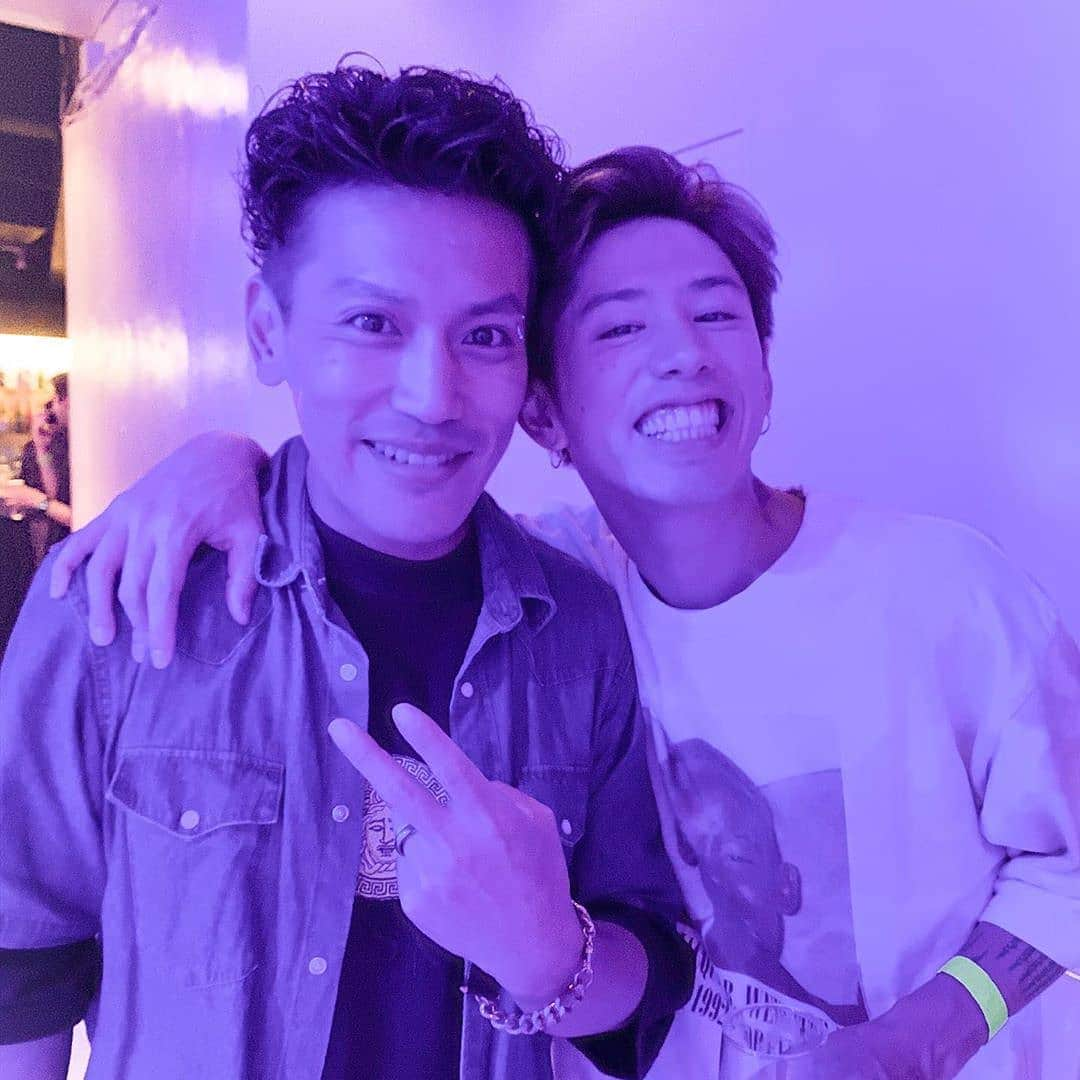 ONE OK ROCK WORLDさんのインスタグラム写真 - (ONE OK ROCK WORLDInstagram)「- #repost from  @iamdjmartin_  The night was epic! A huge thank you to @10969taka for the great time. 楽しい。楽しすぎてあっという間に時間が過ぎてたよ。ありがとうございました! - #oneokrockofficial #10969taka #toru_10969 #tomo_10969 #ryota_0809 #fueledbyramen #eyeofthestorm」8月20日 23時09分 - oneokrockworld