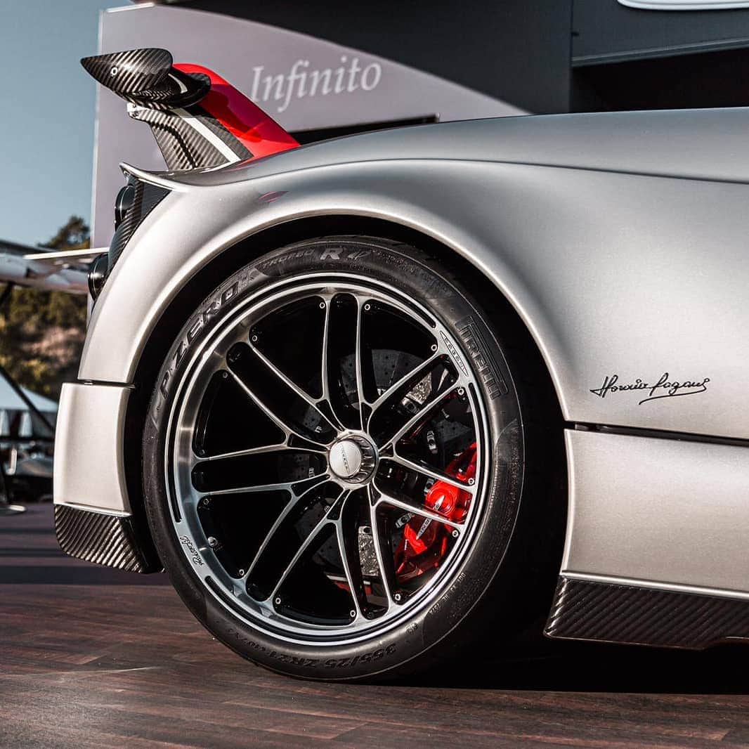 パガーニ・アウトモビリのインスタグラム：「The Roadster BC is fitted with a Pagani by @brembobrake carbon-ceramic system measuring 398x36mm at the front with a 6-piston one-piece caliper brake and 380x34mm at the rear with a 4-piston one-piece caliper.  Once again, the most advanced technology hand-in-hand with fascinating design.  #pagani #brembo #huayra #roadsterbc #montereycarweek #montereycarweek2019 @paganinewportbeach 📸 @pagani_ty」