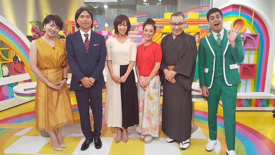 池田有希子のインスタグラム：「出演者スタッフの皆様のお陰で最高に楽しいひとときでした！ありがとうございました！ #gojimu 最高！そして超絶ナイスボディ井上和香さまから「バターは食べても大丈夫」とのお言葉をいただき、笑顔がとまりません❤️バターをご褒美に、私も筋トレがんばろっと💪  #mxtv #5時に夢中」