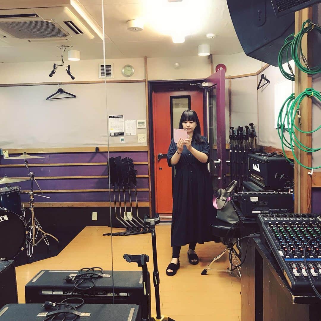 のインスタグラム：「スタジオでレコーディングの打ち合わせをしました。アレンジの先生が来る前の、久しぶりの鏡写真です。少しずつまたお知らせします。」