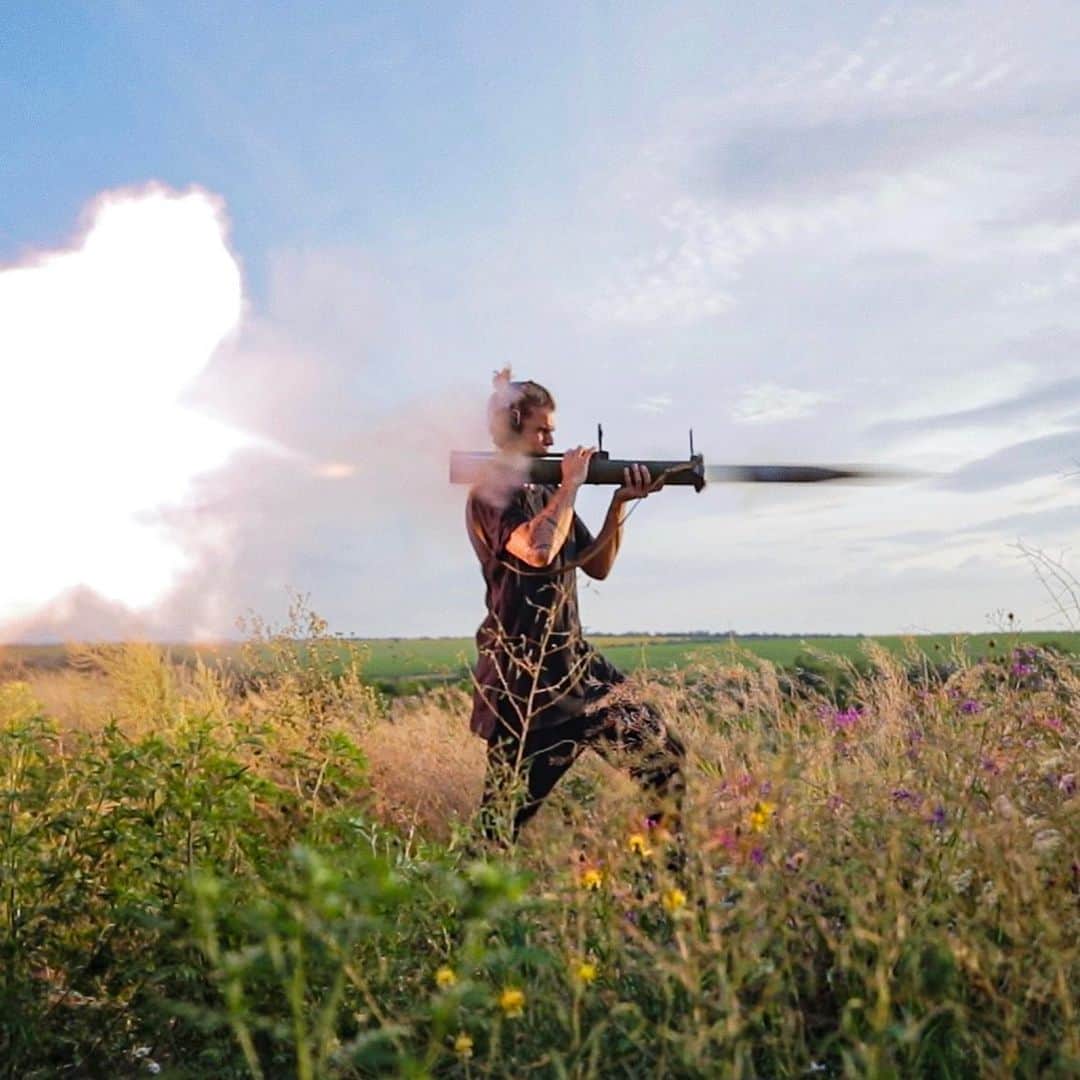 のインスタグラム：「This is me on vacation in Ukraine.. With an RPG Bazooka.. 😂 Some may never understand why man enjoys such an activity.. Perhaps a wise man understands Destruction is the work of an afternoon. & Creation is the work of a lifetime. 🦋☠️🤞🏽」