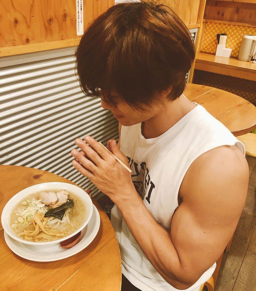 青柳塁斗のインスタグラム：「#食べるいと  #いただきます #ラーメン #肉を離さない #スープ  #食  #noodles  #workout  #training #fitness  #bodymake #sport  #shoulder  #biceps  #triceps #diet #gym #トレーニング  #ワークアウト #筋トレ  #フィットネス」