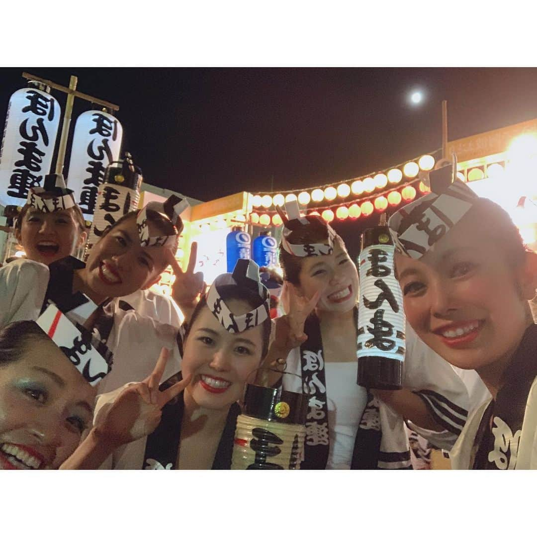 梅山茜さんのインスタグラム写真 - (梅山茜Instagram)「. ＊阿波踊り2019 part1 ＊ . 今年は2日間で終わってしまった徳島市の阿波踊り。 台風だから仕方がないけど不完全燃焼だなあ、、、🔥 ということで遅ればせながら更新👆🏻 ほんま連に入って2年目の今年は提灯を持って踊りました🏮 実は練習は毎週月曜なんだけど 今年度からバンリクが月曜になった関係で 毎週練習に行けない日が続いていて ちゃんと参加できたのは6月から。 それでも仕事や出張があったり梅雨が長引いたりで 去年に比べると本当に練習に行けずに不安でいっぱい😢 それでも見捨てずに教えてくれた先輩や同期に感謝😭💕 ありがとうございました🙏🏻 まだまだ下手だし出来てない所も沢山あったけど それでも本番は今までの中で一番上手くできた！ それはやっぱり仲間を始めお客さんの皆さんのおかげでした。 ほんま連を見る為だけにわざわざ来てくださった方や 阿波踊り最高！ほんま連最高！と叫んで下さった方 すごいなあ！いっぱい練習したんやろうなあー！と 声をかけてくださった方などたくさんいて 素敵なお祭り、素敵な連と出会えてよかった。 ２日目の演舞が終わったら少しだけポロっと😢 また練習に行けない日が続くけど また来年も再来年も。 このメンバーで踊りたいなー。。。 そして2日間見に来てくださった方々、ありがとうございました💕 ※最後に動画載せてます💃💛 . #ゴジカル#アナウンサー#女子アナ#四国放送#徳島#阿波踊り#阿波おどり#ほんま連#ダンス#提灯#女法被#awaodori#awadance#阿波踊り2019#祭り#梅山茜#四国」8月20日 23時23分 - umeyama_akane