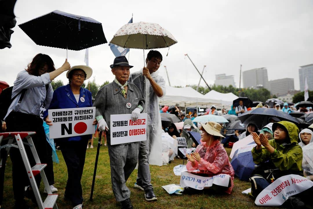 ルモンドさんのインスタグラム写真 - (ルモンドInstagram)「Lee Chon-shik avec des manifestants demandant réparation au Japon pour les travailleurs forcés, à Séoul, le 15 août. Agé de 94 ans, l'homme est un véritable héros en Corée du Sud. Il est au cœur de ce que la presse de son pays qualifie de « guerre sur l’histoire, pas une guerre commerciale » avec le Japon. La Cour suprême sud-coréenne a condamné, le 30 octobre 2018, le géant industriel nippon, Nippon Steel & Sumitomo Metals (NSSM), à dédommager quatre anciens travailleurs forcés de la période coloniale, entre 1910 et 1945. Lee Choon-shik est l’unique survivant, les autres étant décédés au cours de la procédure engagée en 2003. Au terme de l’arrêt, NSSM doit lui régler 100 millions de wons (74 000 euros), juste retour des souffrances endurées après son envoi au Japon. Une première dans l’histoire des relations bilatérales, inadmissible pour Tokyo. Le premier ministre japonais, Shinzo Abe, a décidé d’encadrer bien plus sévèrement les exportations de produits vers la Corée du Sud. Dans une Corée assoiffée de justice historique, la réaction nippone a été perçue comme une déclaration de guerre. Les Sud-Coréens ont répliqué par un boycottage massif des produits nippons, des manifestations et des événements mémoriels autour des victimes de la colonisation. - Photo : Kim Hong-Ji / Reuters (@reuters) - #Korea #Japan」8月20日 23時26分 - lemondefr