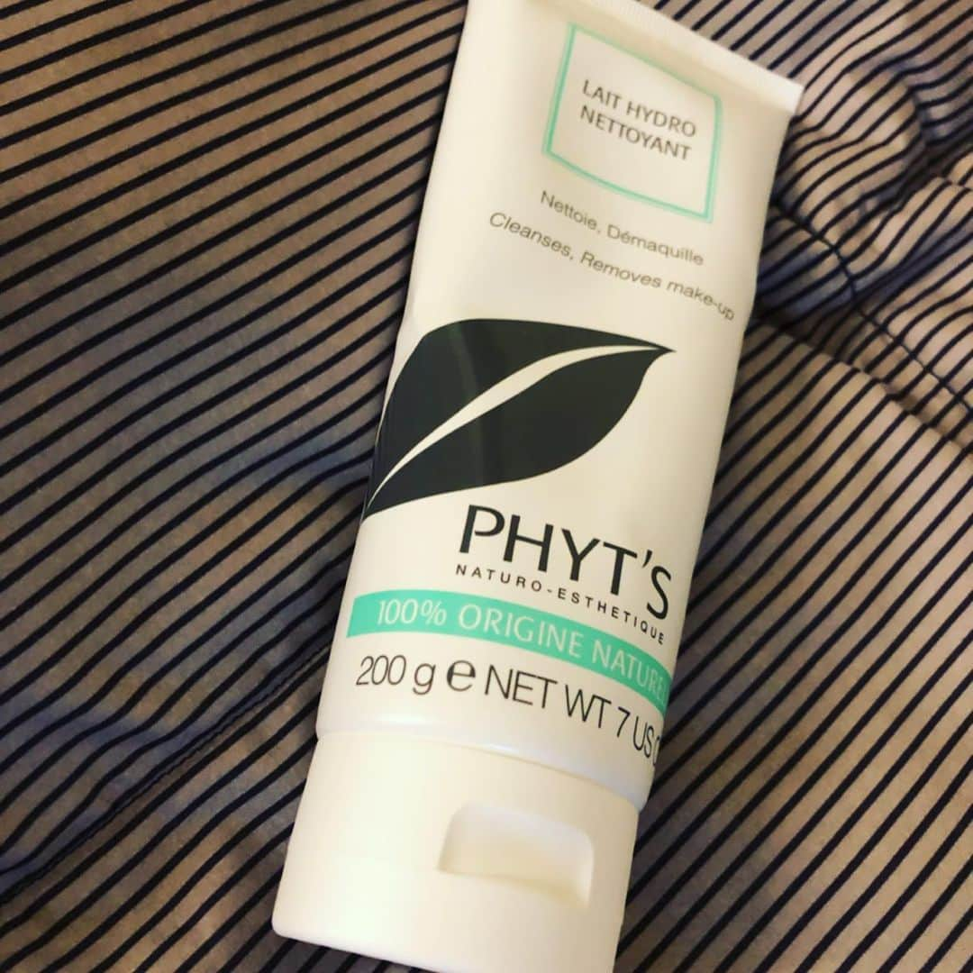 世手子さんのインスタグラム写真 - (世手子Instagram)「Organic cosmetics "PHYT'S" born in France(ᵔᴥᵔ) Ingrédients 100% naturels et cosmétiques certifiés biologiques «Cosmebio» Véritable cosmétique bio(*´ω`*) Merci pour votre commentaire Toujours heureux( ´ ▽ ` )ﾉ https://www.phyts-japan.com/pickup_lhn2015/ @phyts_japan フランス生まれの #オーガニックコスメ PHYT'S（フィッツ）を使ってみたよー！(*^^*) 先日の #遠軽町 #ファミリーコンサート に持って行ったよ(*´꒳`*) #クレンジングミルク「 #レイドロネトワヤン 」はダブル洗顔不要だから遠征にはぴったりっっ #PHYTS の #うるおうクレンジングミルク のすごいところは、 100％天然由来成分＆ #オーガニックコスメ認証 「 #COSMEBIO （ #コスメビオ ）」を取得した本格派オーガニックコスメブランドだから安心ー٩(^‿^)۶ #ホテルサンシャイン遠軽 で濃厚な #オーガニッククレンジング したよ(*^▽^*) テクスチャーもソフトクリームみたいっっ つっぱらずに潤い持続するから忙しい人には尚更最適だねー(=^▽^)σ  大人気 #クレンジング の #phytsjapan は 大阪ルクアイーレで初POP UPイベントを開催するよー！ 日時： 2019年8月22日（木）～ 25日（日）  場所： ルクア イーレ　2F お近くの方は是非行ってみてねー(*^^*) #フィッツ #クレンジング #PR」8月20日 23時33分 - rojide