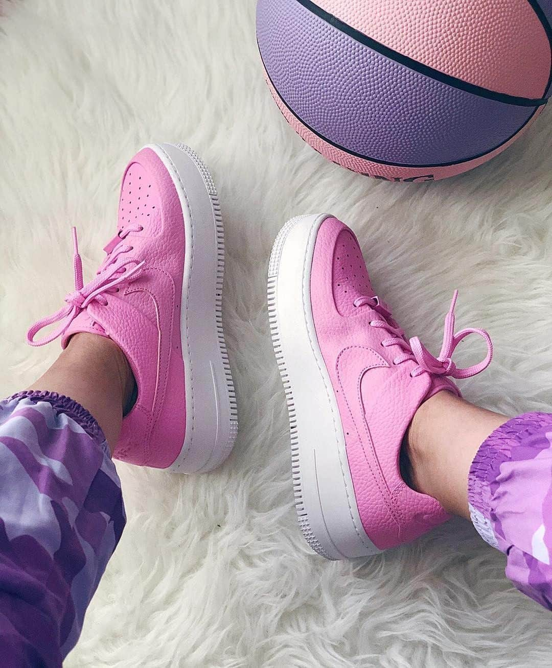 ASOSさんのインスタグラム写真 - (ASOSInstagram)「Wishing it was Wednesday already... 💕 📸 @franstar 🔎 Search: 'Nike  Air Force 1 Sage' on ASOS」8月20日 23時35分 - asos