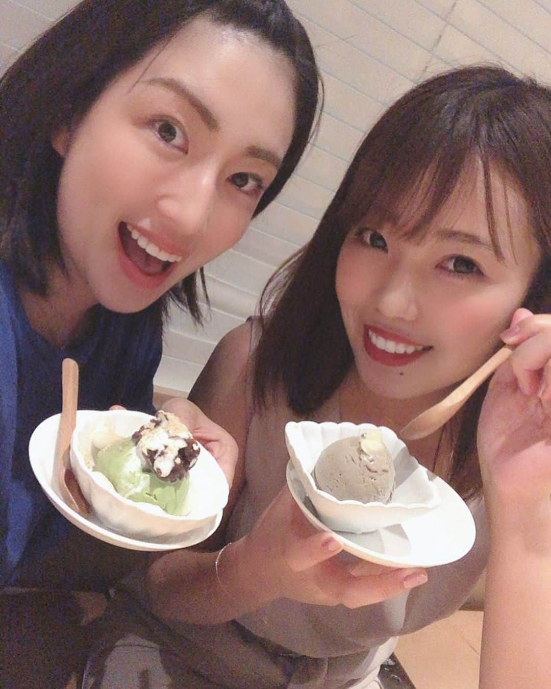 庄司ゆうこさんのインスタグラム写真 - (庄司ゆうこInstagram)「今日はレッスン後みんなで久しぶり大好きなきのこ鍋食べてきたよぉー🤗 たくさん食べてもヘルシーだし最高❣️ そして今日初めてももちゃんが寝返りしました(^^) 6枚目の動画はなかなか上手くいかず、、 7枚目の動画はやっと成功‼️ ただ、元に戻れなくてもがいてます😂 寝てるときも目が離せないね(＞＜) #ポジティブスターヨガ#ヨガウェア#emmi#レッスン後#森の机#恵比寿ディナー#きのこ鍋#ヘルシーメニュー#生後4ヶ月#寝返り記念日#ももちゃんです🤗#赤ちゃんのいる生活#女の子ママ」8月20日 23時40分 - yuko.shoji