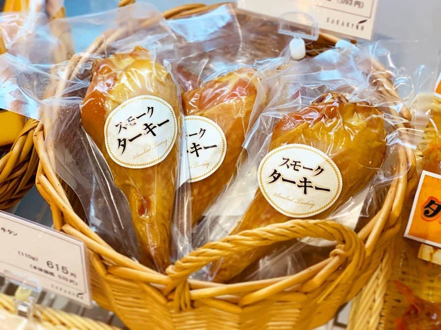 LECT レクトさんのインスタグラム写真 - (LECT レクトInstagram)「期間限定で本日よりオープンしました「SAKAKINO」は、燻製商品を中心としたお店です。某テーマパークにあるようなターキーや、おつまみにぴったりの燻製チーズ、スモークタンなど、ぜひ一度お試しくださいませ。 #lect #レクト  #sakakino #サカキノ #燻製 #燻製料理 #スモーク #スモークターキー #スモークチーズ #おつまみ #広島グルメ #広島市」8月20日 23時42分 - lect_hiroshima