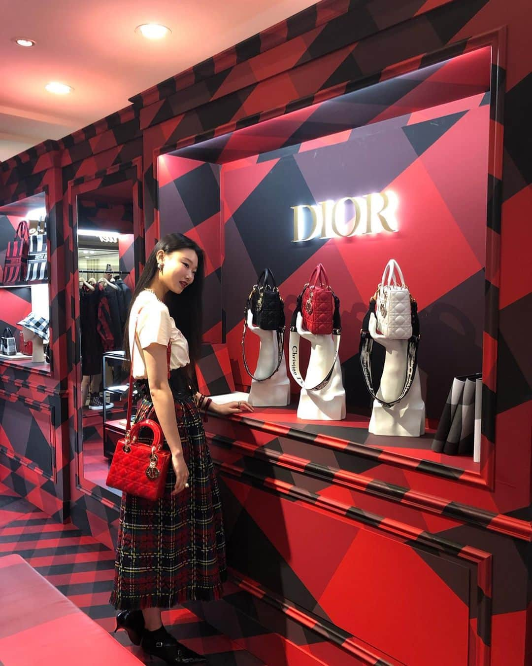 ペ・ユニョンさんのインスタグラム写真 - (ペ・ユニョンInstagram)「Thank you for invite me @dior ♥️ Dior Pop-up Store in Galleria Department East 1F, Seoul 2019. 08. 15 ~ 08. 29 (기간동안 많이 구경 와주세요 👼🏻)」8月20日 23時43分 - mulan_bae