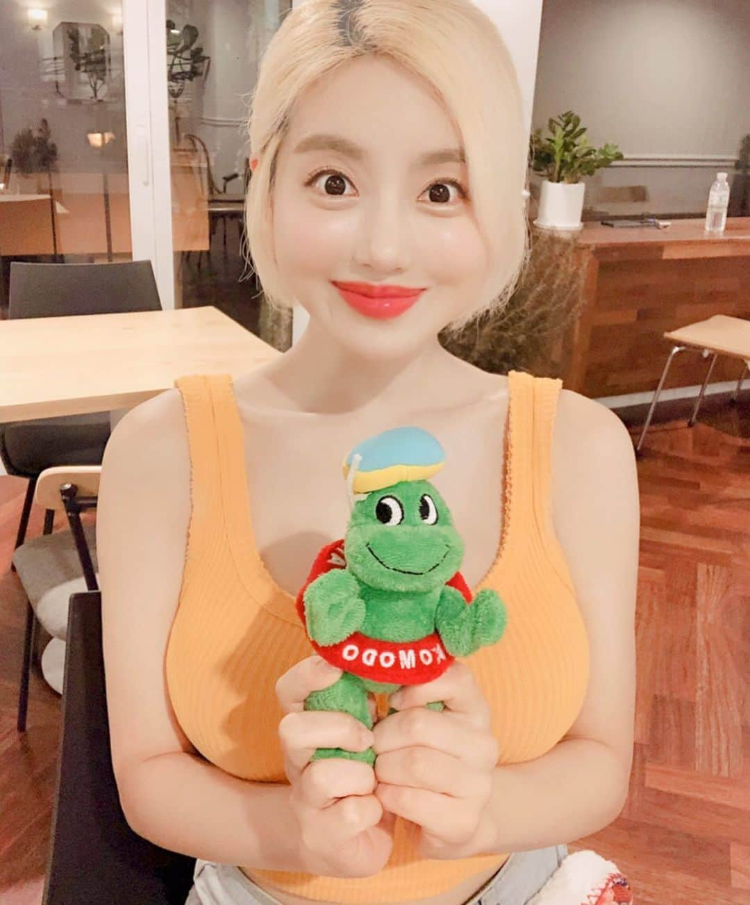 Dj Sodaさんのインスタグラム写真 - (Dj SodaInstagram)「얘 나랑 닮은 것 같아!! 👀💛💚❤️ We look so similar!! 🐸 🦖 🐢 #ayanakomodo #pinkbeach #포도여행사」8月20日 23時44分 - deejaysoda