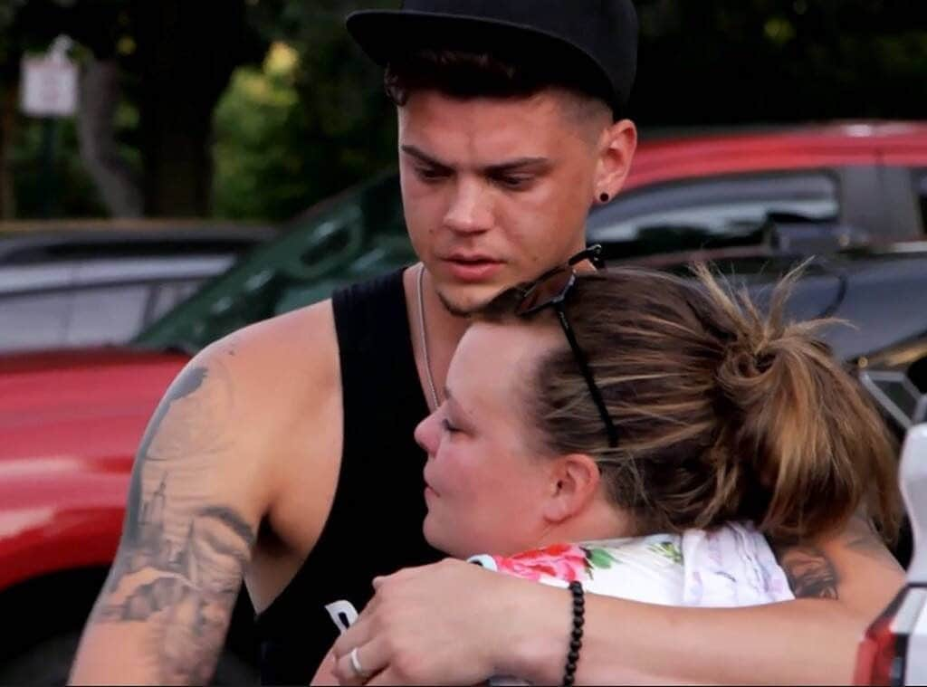 E! Onlineさんのインスタグラム写真 - (E! OnlineInstagram)「#TeenMom Tyler Baltierra and Catelynn Lowell broke down after meeting with their eldest daughter Carly, who they placed for adoption when they were just teenagers. ❤️ Link in bio for more.」8月20日 23時44分 - enews