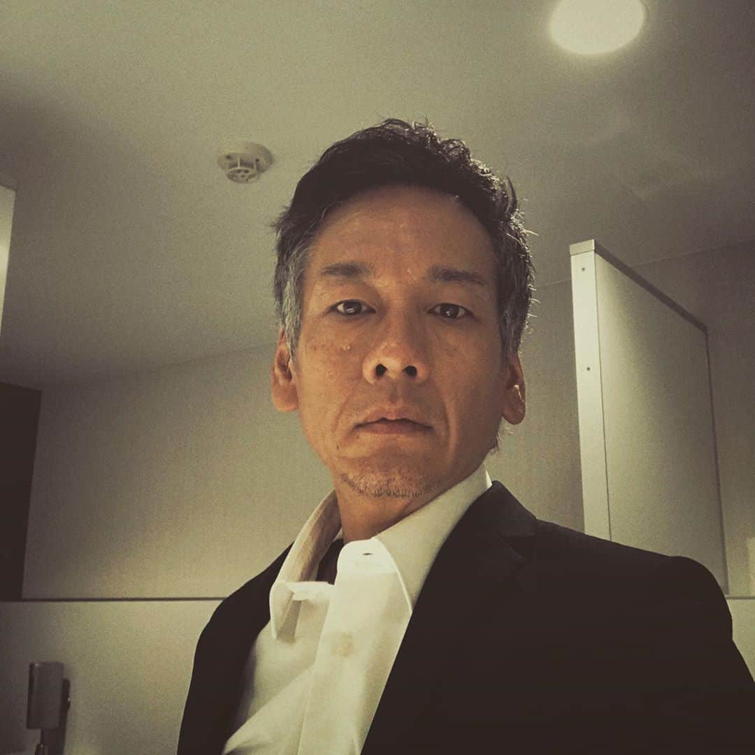 山崎潤のインスタグラム：「この猛暑の中久々スーツ着て死にましたし . すまし顔の割にこの後ゲリラにやられましたし . そしてここはトイレです . . #山崎潤 #俳優 #ドラマー #アパッチ #月に吠える #猛暑 #酷暑 #ゲリラ豪雨」