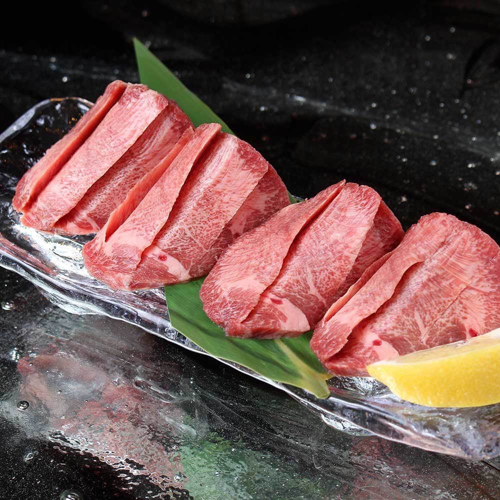 オズモールレストランさんのインスタグラム写真 - (オズモールレストランInstagram)「厳選焼肉ニクノトリコ @日比谷線・都営地下鉄大江戸線「六本木駅」より徒歩5分 千代田線「乃木坂駅」より徒歩9分 . 美味しいお肉を海外でも評価されたデザイナーズ空間で召し上がれ！ . 詳しくはプロフィールURLから！ @ozmall_restaurant . #lile4like#l4l#tagsforlikes #instafood#foodporn#food #肉の日 @ozmallok」8月20日 23時46分 - ozmall_restaurant
