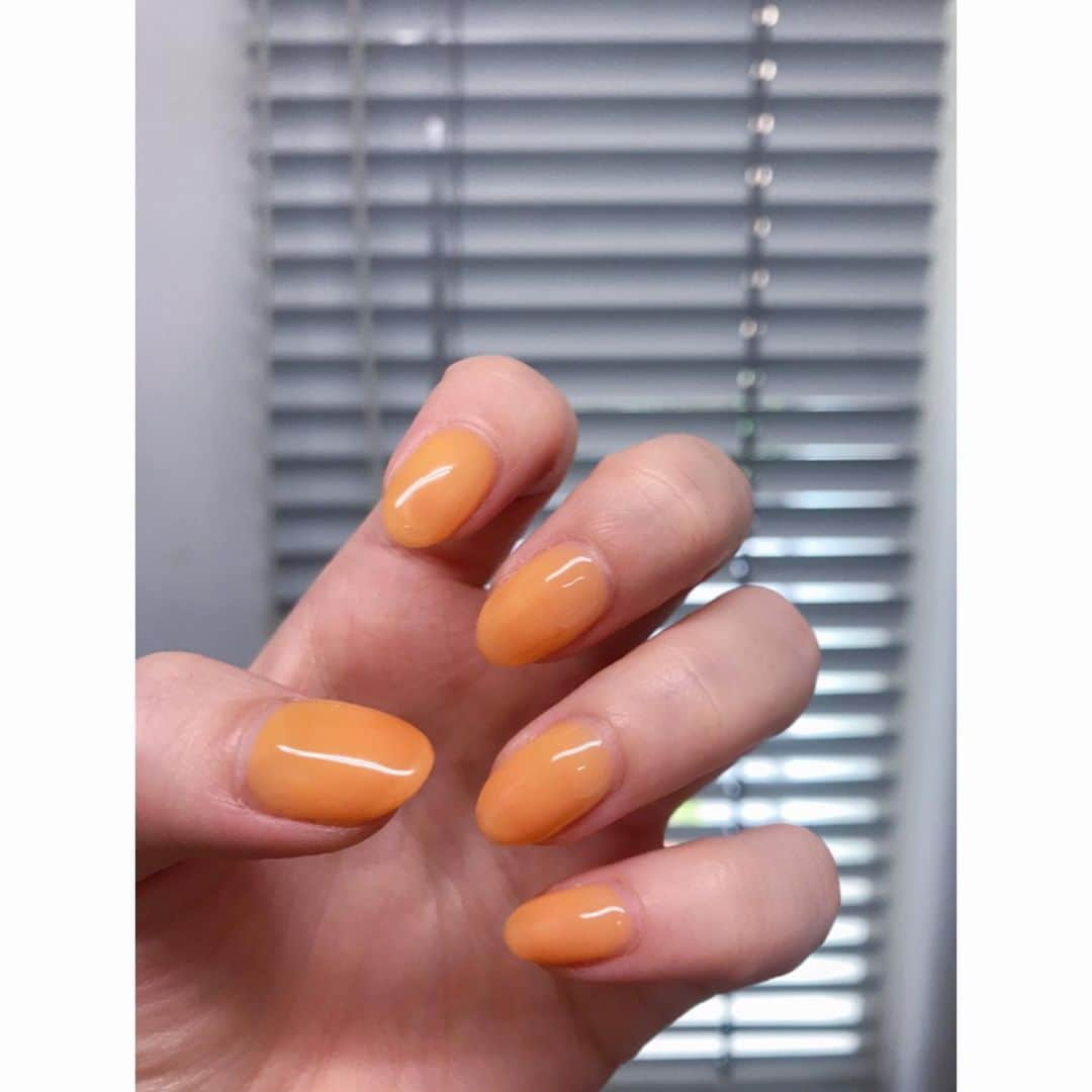 小野口奈々さんのインスタグラム写真 - (小野口奈々Instagram)「・ New nail💅 珍しくオレンジ系にしてみました🍊 今回もクリア多めの夏らしいネイル💕 最近爪が傷み気味なので、しばらくネイルは おやすみしようかなぁと考えているところです🤔 #記録用 #ジェルネイル #newnail  #シンプルネイル」8月20日 23時50分 - nana0no