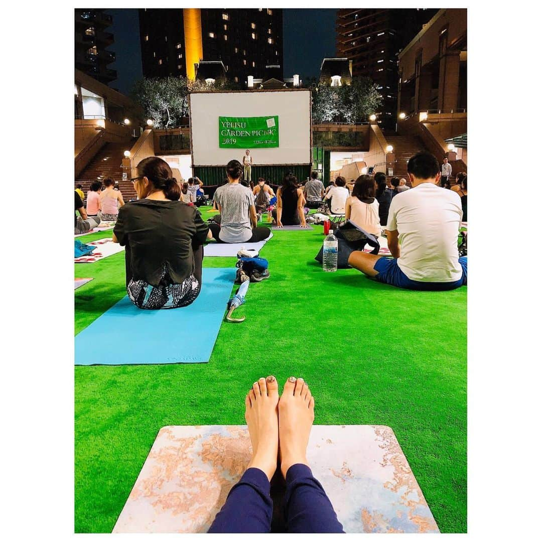 桜帆ゆかりさんのインスタグラム写真 - (桜帆ゆかりInstagram)「恵比寿ガーデンプレイスのnight yoga🌛🌃 大好きなさおちゃんと楽しみにしてました🥰❤️ 芝生ってめっちゃ気持ち良いー🌱🌱🌱 結構フローで動いて汗かいて、はしゃぎましたねー笑 外での開放感や風の感じがやっぱり室内とは別物✨ . . いつか外ヨガやパークヨガ、企画したいなぁ😌🎶涼しい時期がイイから秋かなぁー🍂 . . . その後安定のタイ料理🇹🇭🍻タイ行きたい🐘✨ . . . . . #ピクニックヨガ  #恵比寿ガーデンプレイス  #yoga  #ハタフロー #芝生ラブ  #部屋芝生にしたいな  #sugarmat  #ラブパクチー  #lovecoriander  #夏はタイ料理に限る」8月20日 23時52分 - chahoroo93