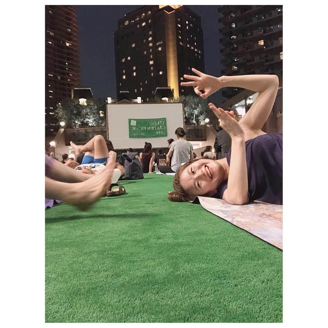 桜帆ゆかりさんのインスタグラム写真 - (桜帆ゆかりInstagram)「恵比寿ガーデンプレイスのnight yoga🌛🌃 大好きなさおちゃんと楽しみにしてました🥰❤️ 芝生ってめっちゃ気持ち良いー🌱🌱🌱 結構フローで動いて汗かいて、はしゃぎましたねー笑 外での開放感や風の感じがやっぱり室内とは別物✨ . . いつか外ヨガやパークヨガ、企画したいなぁ😌🎶涼しい時期がイイから秋かなぁー🍂 . . . その後安定のタイ料理🇹🇭🍻タイ行きたい🐘✨ . . . . . #ピクニックヨガ  #恵比寿ガーデンプレイス  #yoga  #ハタフロー #芝生ラブ  #部屋芝生にしたいな  #sugarmat  #ラブパクチー  #lovecoriander  #夏はタイ料理に限る」8月20日 23時52分 - chahoroo93