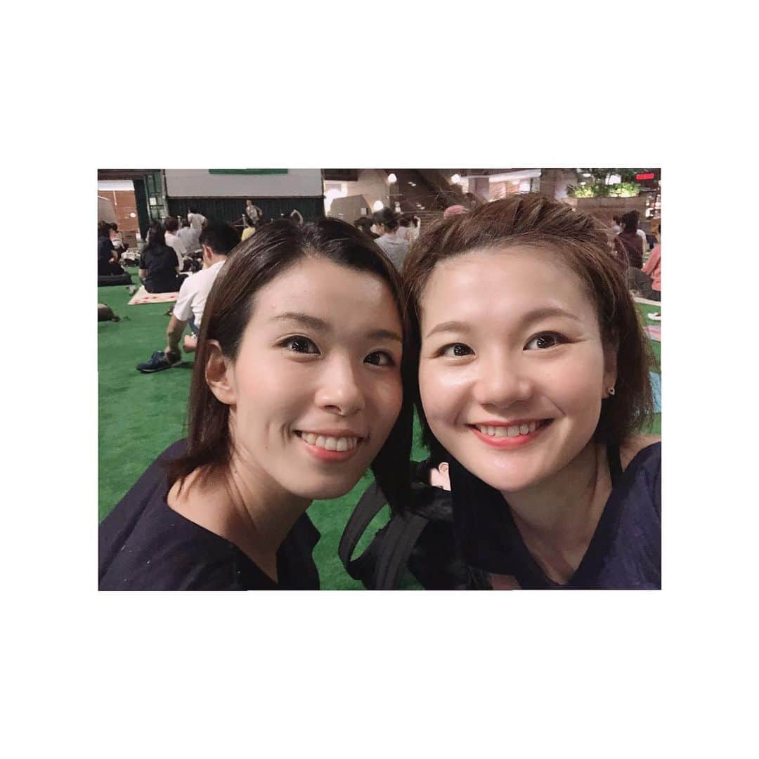 桜帆ゆかりさんのインスタグラム写真 - (桜帆ゆかりInstagram)「恵比寿ガーデンプレイスのnight yoga🌛🌃 大好きなさおちゃんと楽しみにしてました🥰❤️ 芝生ってめっちゃ気持ち良いー🌱🌱🌱 結構フローで動いて汗かいて、はしゃぎましたねー笑 外での開放感や風の感じがやっぱり室内とは別物✨ . . いつか外ヨガやパークヨガ、企画したいなぁ😌🎶涼しい時期がイイから秋かなぁー🍂 . . . その後安定のタイ料理🇹🇭🍻タイ行きたい🐘✨ . . . . . #ピクニックヨガ  #恵比寿ガーデンプレイス  #yoga  #ハタフロー #芝生ラブ  #部屋芝生にしたいな  #sugarmat  #ラブパクチー  #lovecoriander  #夏はタイ料理に限る」8月20日 23時52分 - chahoroo93