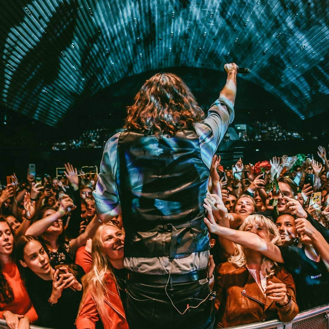 ホージアさんのインスタグラム写真 - (ホージアInstagram)「That was a lovely way to kick off the European leg. Thank you for joining us at @kbhallen.  Mange tak, København! 🖤 📸 @ruthlessimagery」8月20日 23時55分 - hozier