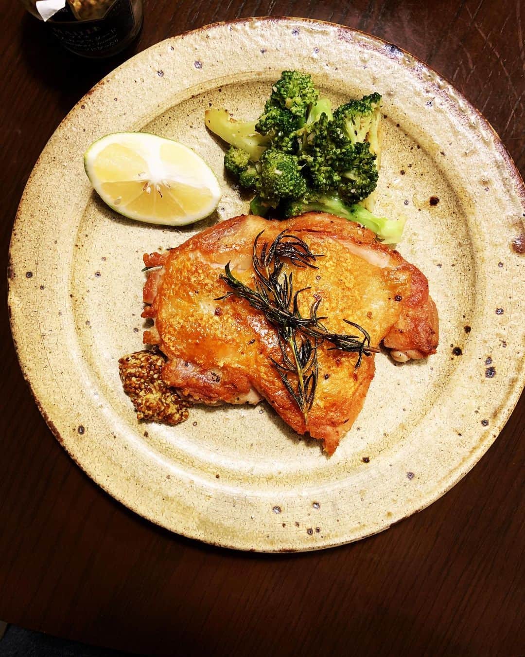 のインスタグラム：「鳥もも肉をただフライパンで焼いただけでも皮面がパリッと香ばしく、身はふっくら焼けていればご馳走になる。身に塩を振って下味を付けておいたものを重しをかけながら中火弱でじっくり。焼き上がりにレモン汁と粒マスタード。」