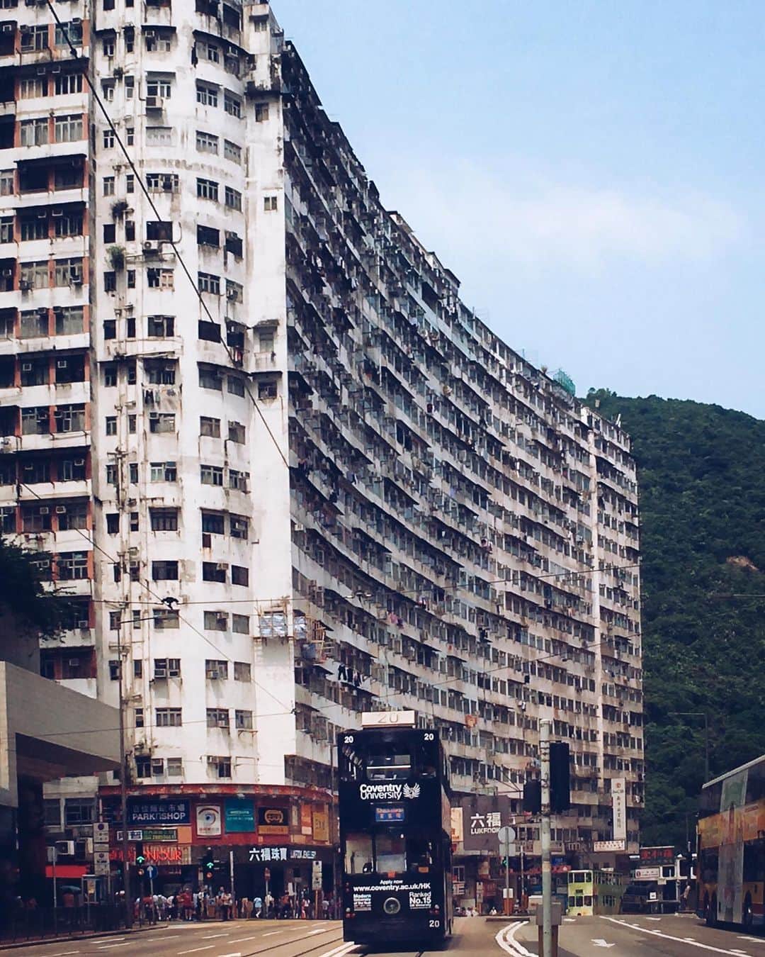 sunday_722さんのインスタグラム写真 - (sunday_722Instagram)「*﻿ 香港の写真を何の説明もなく上げてみる﻿ *﻿ 🇭🇰HEUNG GONG YAN GA YAU!🙏﻿ *﻿ #香港の写真を何の説明もなく上げてみる﻿ #architecture﻿ #mwjp﻿ #ShotOniPhone﻿ #ShotOniPhone6s﻿ #hongkong﻿ #allabouthongkong﻿ #discoverhongkong﻿ #waytohk_sunday_722﻿ #香港中毒﻿ #香港電車﻿ #capturehongkong﻿ #zolimahongkong﻿ #streetmagazineI﻿ #叮叮﻿ #hktramways﻿ #indies_gram ﻿ #ig_photooftheday ﻿ #tv_pointofview﻿ #ink361_asia﻿ #AwesomeHongKong﻿ #rsa_streetview﻿ #streetphotography﻿ #fromstreetswithlove﻿ #busystranger﻿ #streetclassics﻿ #tv_simplicity﻿ #artofvisuals﻿ #jj_mobilephotography ﻿ ﻿」8月20日 23時56分 - sunday_722