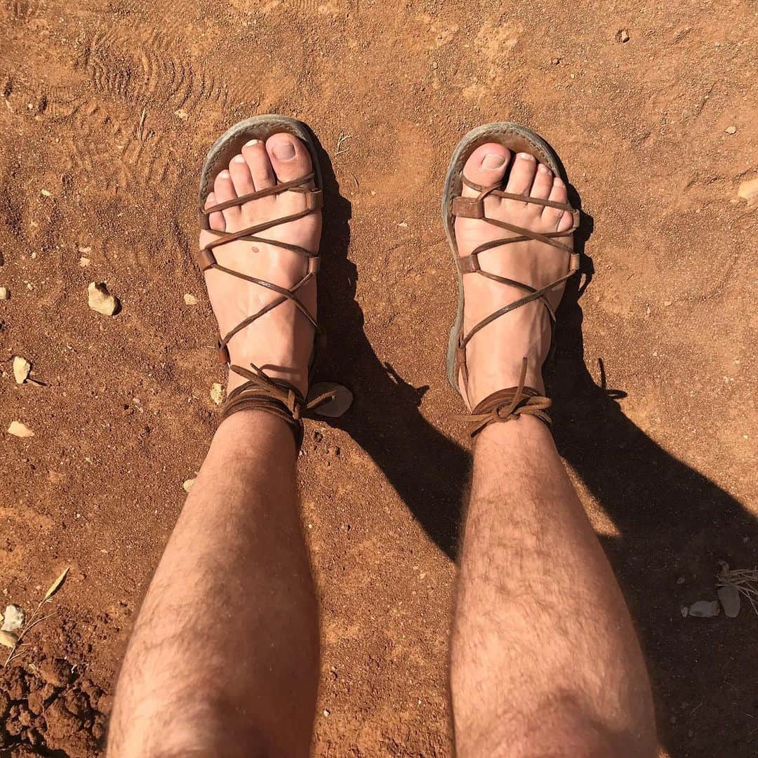 アレクシマビーユのインスタグラム：「Spatiate walk @alexismabille #symiisland #symi #spartiates #eros #spartacus #gladiator #nakedfeet #sandals #boys #boy #menstyle #leather #cuir」
